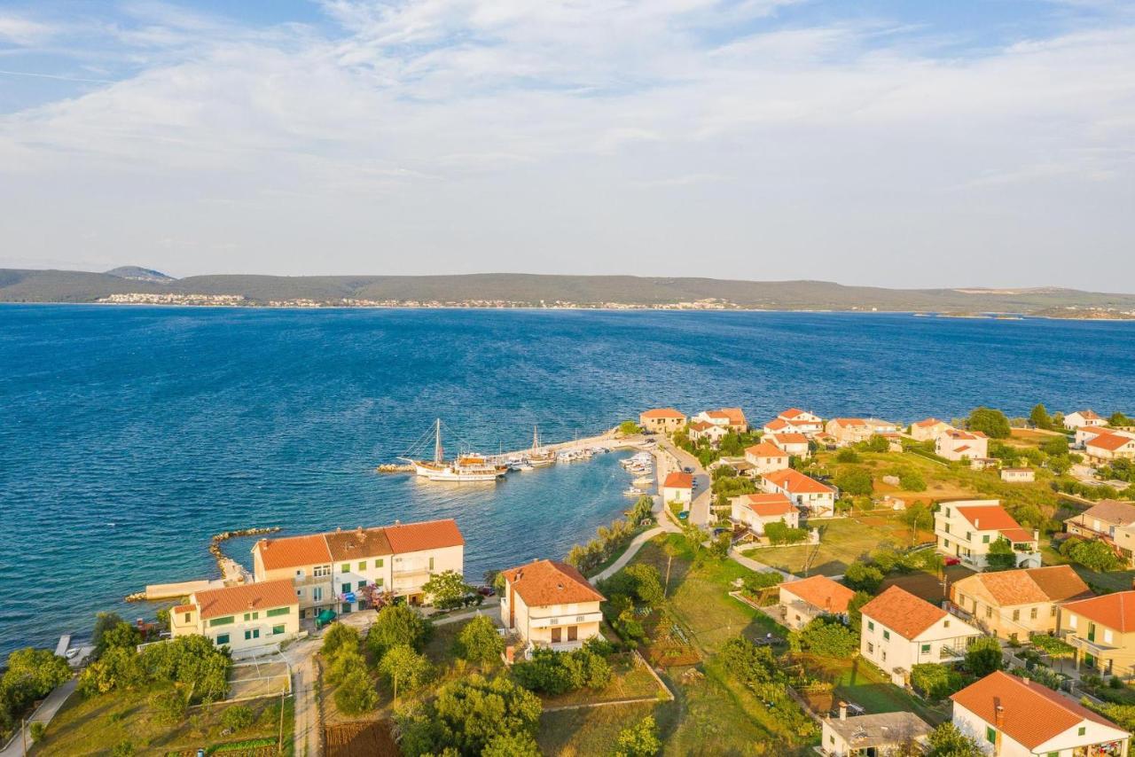 Holiday Home Lipa Nasa Neviđane Exterior foto